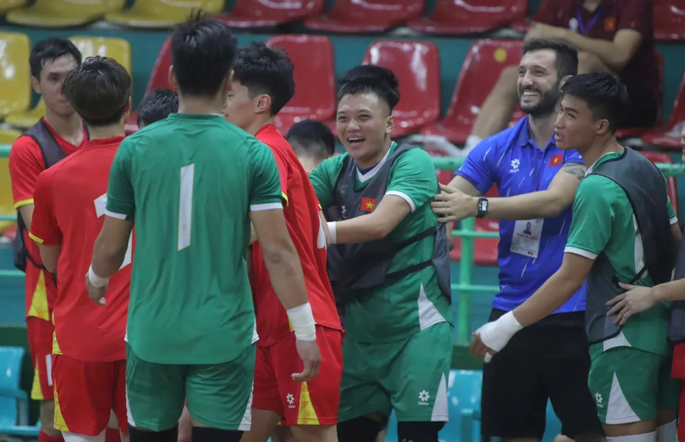Đội tuyển futsal Việt Nam tạo tiếng vang khi thắng đội tuyển hạng 7 thế giới là Kazakhstan. 