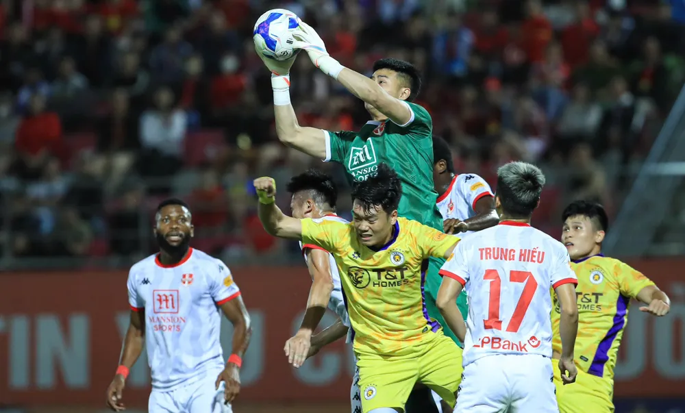 Thủ môn Nguyễn Văn Toàn đã hoàn thành nhiệm vụ thay thế cho đàn anh Nguyễn Đình Triệu. 