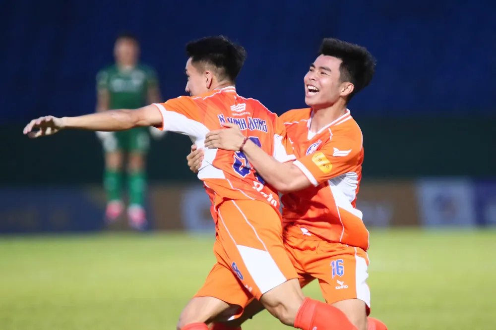 Các cầu thủ Đà Nẵng ăn mừng đầy cảm xúc khi Nguyễn Minh Quang ghi bàn thắng vào lưới của Bình Dương. 