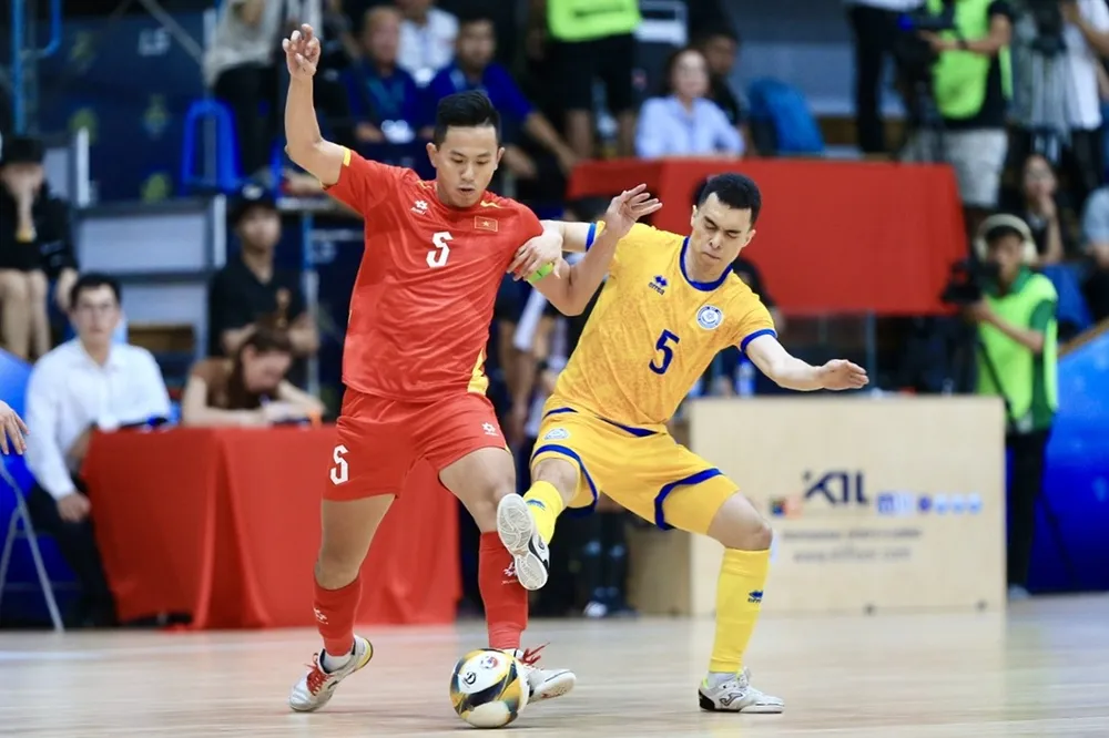 Đội tuyển futsal Việt Nam cầm hòa Kazakhstan trong thế trận bị dẫn trước 2 bàn. ẢNH: DŨNG PHƯƠNG