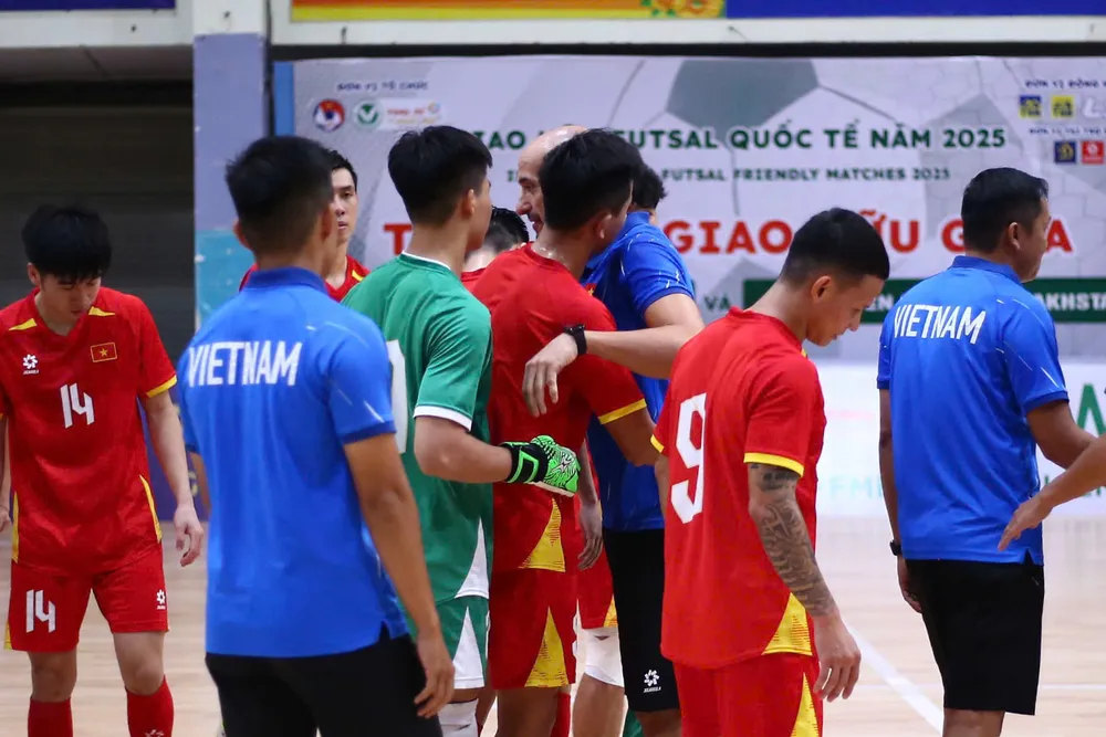 Các tuyển thủ futsal Việt Nam lần lượt nói lời chia tay HLV thủ môn Antonio Garcia. 
