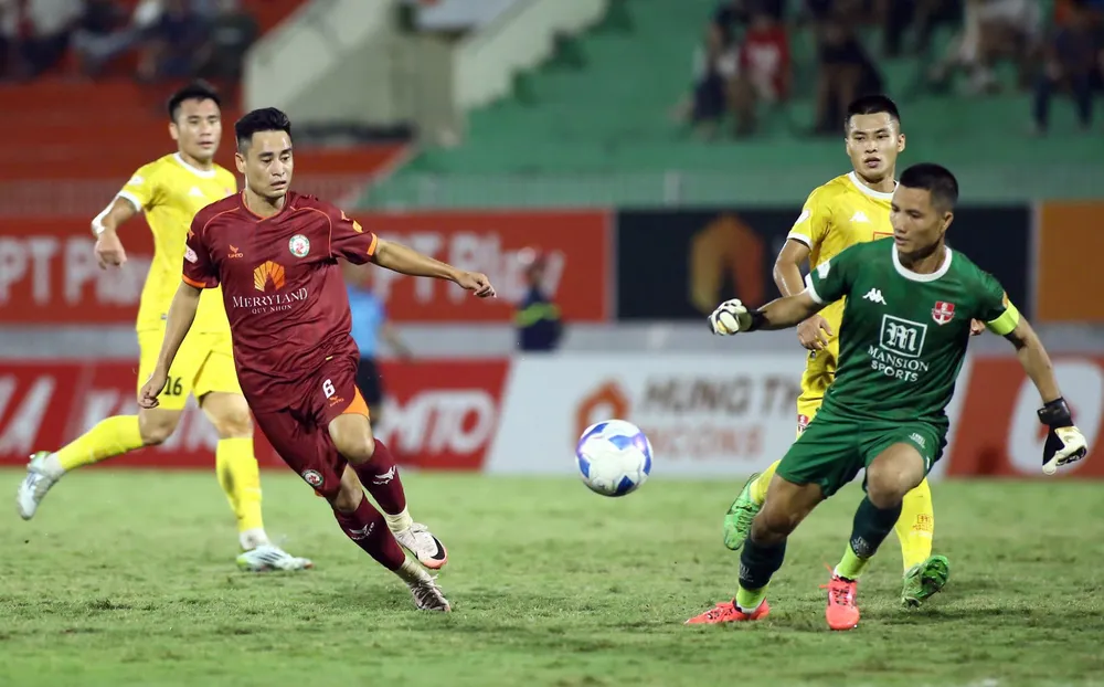 Thủ môn Nguyễn Đình Triệu có thể lỡ hẹn trận gặp Bình Định vì bị ngộ độc thực phẩm. 