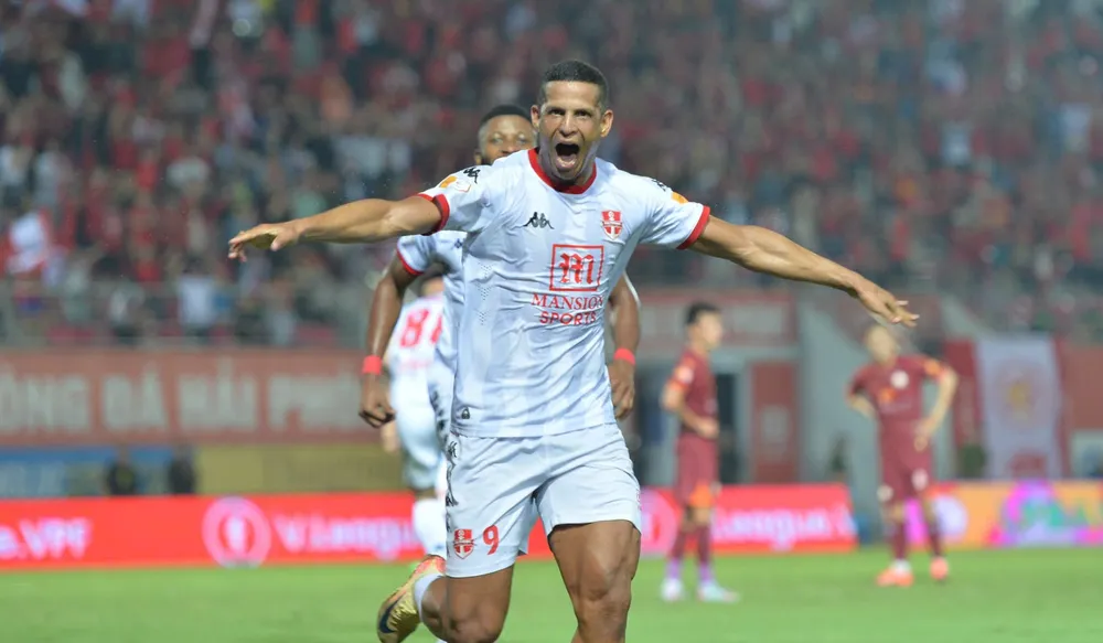 Niềm vui của Lucao (Hải Phòng) khi ghi bàn thắng vào lưới Bình Định. 