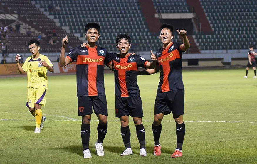 Các cầu thủ Ninh Bình có trận thắng thứ 14 từ đầu Giải hạng Nhất quốc gia 2024-2025. ẢNH: MINH ĐỨC 