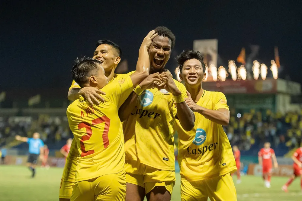 Ribamar (ở giữa) và Thongkhamsavath (bên phải) tỏa sáng ở trận thắng Viettel FC của Thanh Hóa. 