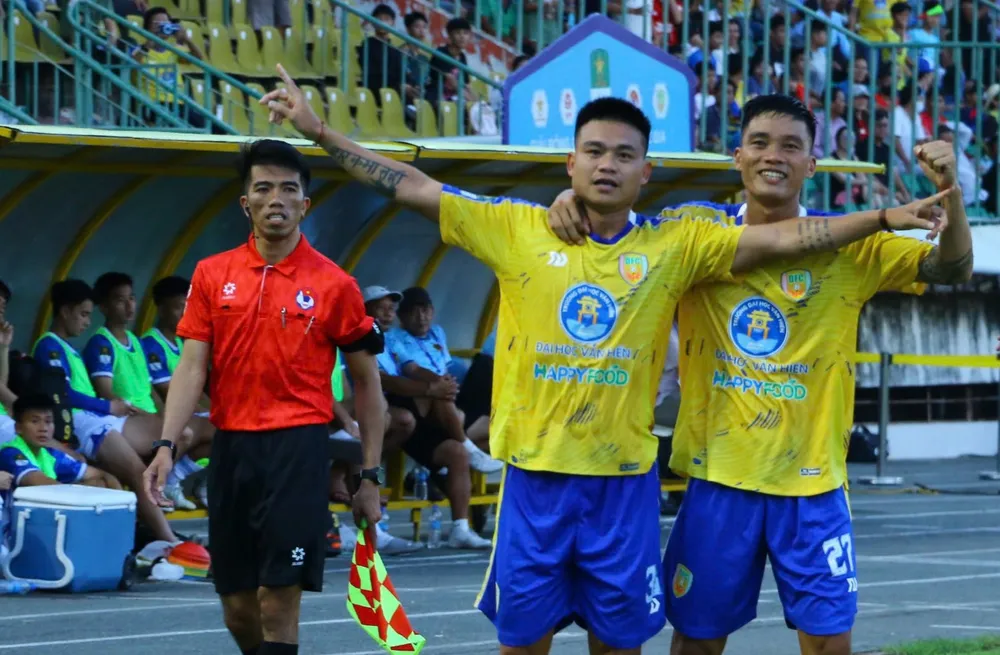 Hữu Khôi của Đồng Tháp lập hat-trick vào lưới của Huế. ẢNH: TÂM HÀ