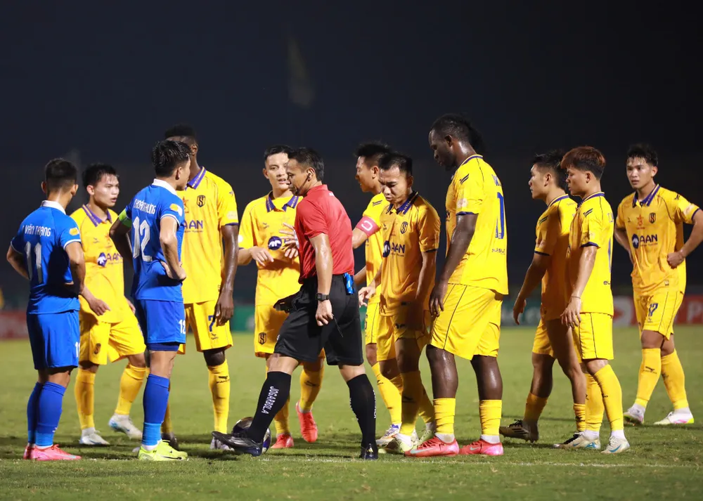 Trọng tài người Malaysia Razlan Joffri thay đổi quyết định từ phạt đền sang đá phạt ngoài vòng cấm cho SLNA. ẢNH: TÂM HÀ 