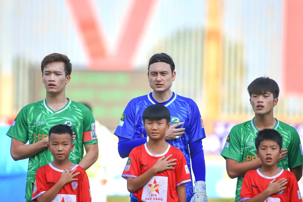 Hoàng Đức và Văn Lâm đang đếm ngược ngày trở lại V-League. ẢNH: TRỌNG HIẾU 