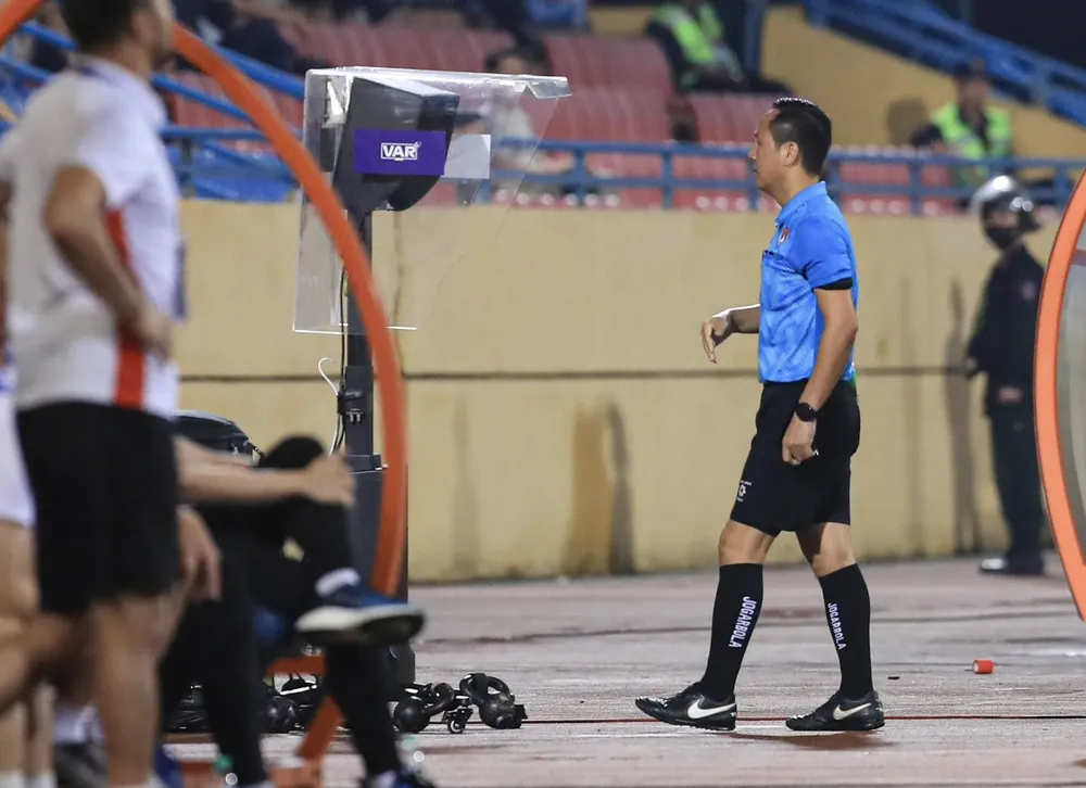 Trọng tài Nguyễn Viết Duẩn xem VAR để quyết định cho Viettel FC được hưởng phạt đền. ẢNH: MINH HOÀNG 
