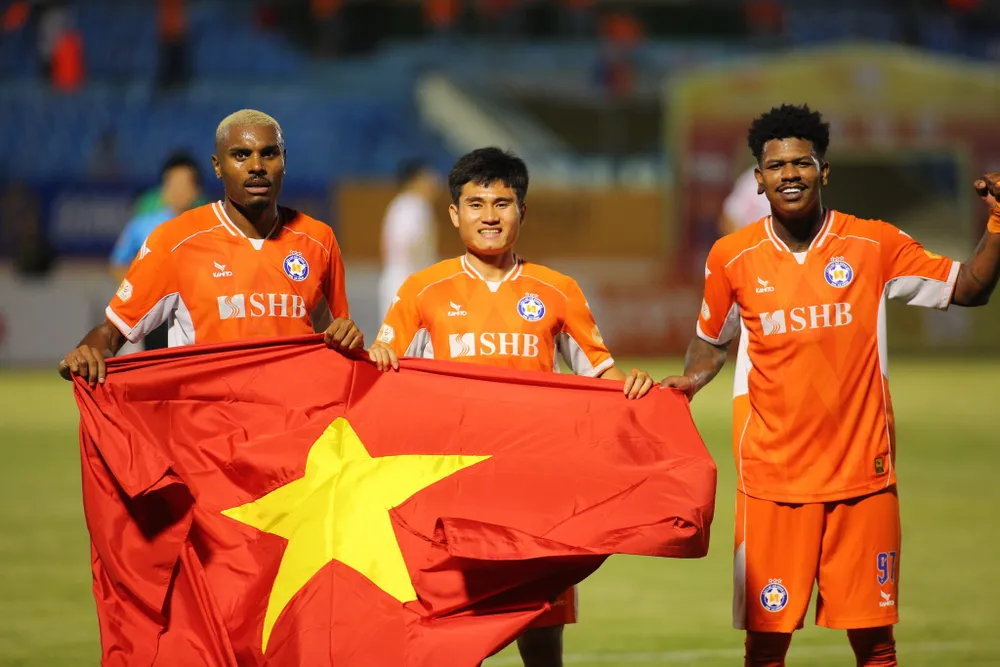 Các cầu thủ Đà Nẵng ăn mừng bàn thắng với lá cờ Việt Nam. ẢNH: XUÂN HIẾU 