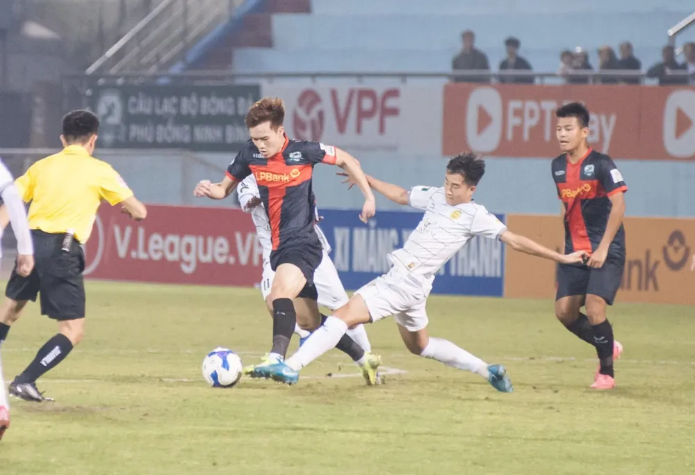 Hoàng Đức cùng các cầu thủ Ninh Bình bị Hòa Bình cắt chuỗi thắng từ đầu giải. ẢNH: VPF 