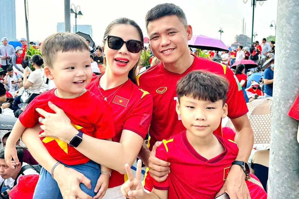 Gia đình nhỏ của HLV Khổng Đình Hùng hòa mình cùng Đại lễ ngày 30-4 lịch sử. 
