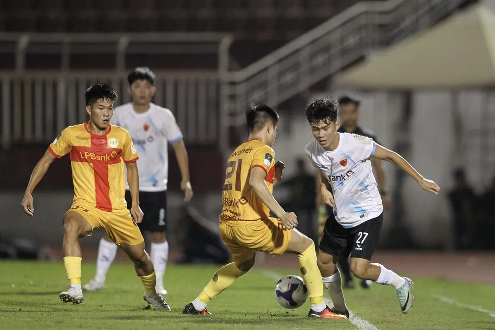 Trẻ TPHCM cầm hòa đội chủ nhà Long An để tiến gần tấm vé trụ hạng. ẢNH: DŨNG PHƯƠNG 