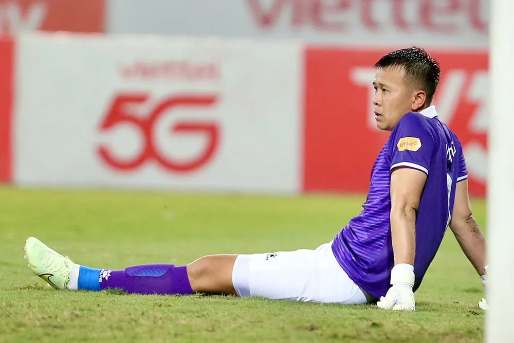 Thủ môn Trần Văn Công cùng các đồng đội tại Quảng Nam đang có thành tích không tốt. 