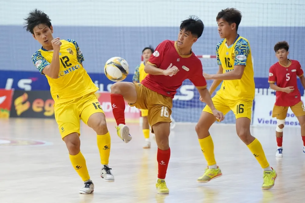 Đội Trẻ TPHCM (áo đỏ) có chiến thắng đầy cảm xúc trước Sài Gòn Titans. ẢNH: ANH TRẦN 