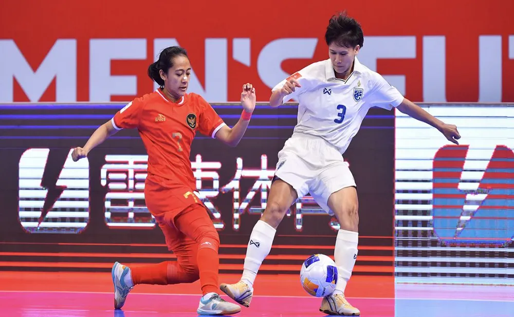 Đội tuyển futsal nữ Indonesia (áo đỏ) cầm hòa Thái Lan. ẢNH: AFC 