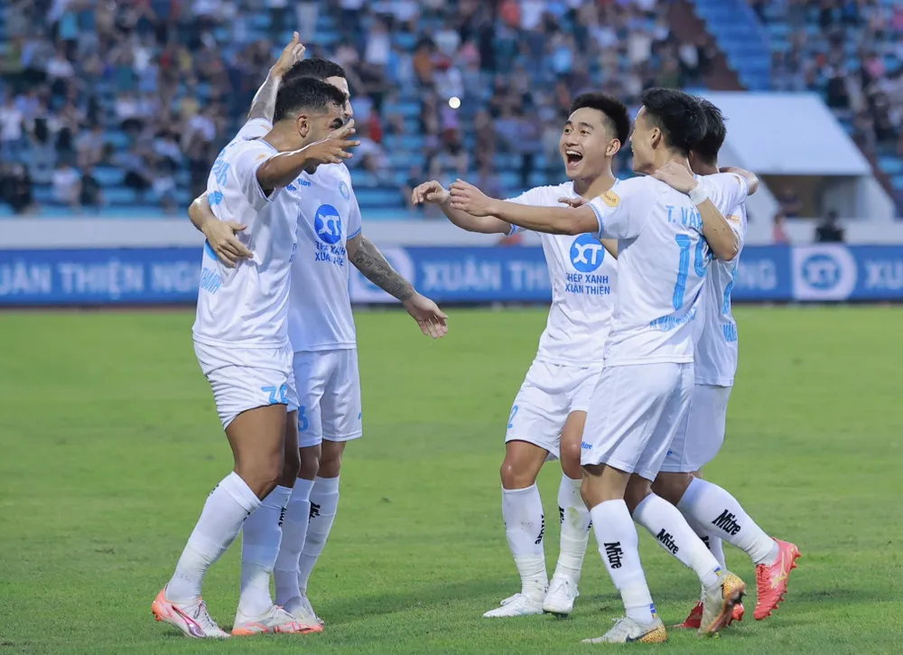 Niềm vui chiến thắng của các cầu thủ Nam Định. ẢNH: LÂM THOẢ