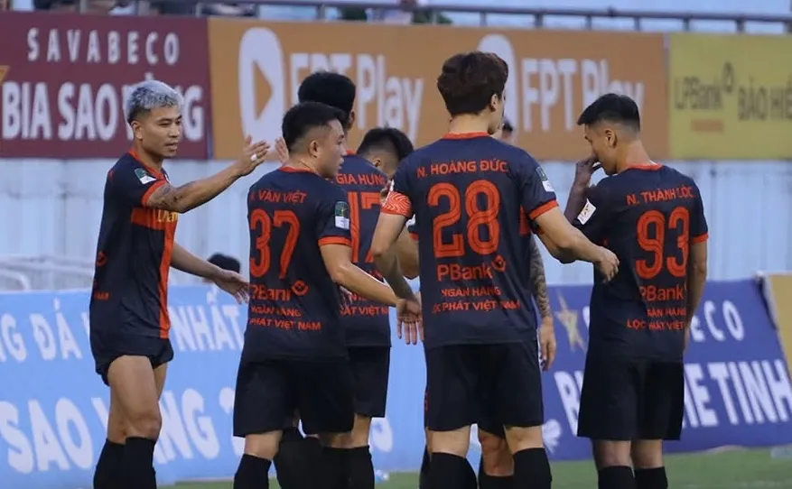 Tuyển thủ Đinh Thanh Bình ghi bàn thắng duy nhất cho Ninh Bình. ẢNH: MINH ĐỨC