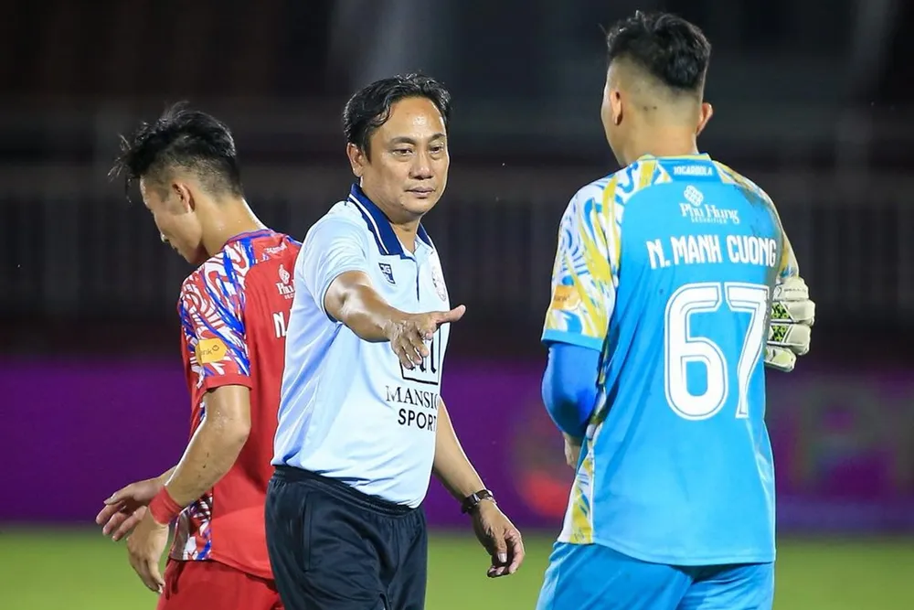 HLV Phùng Thanh Phương đối diện muôn vàn áp lực vào cuối mùa giải 2024-2025. ẢNH: CLB TPHCM 