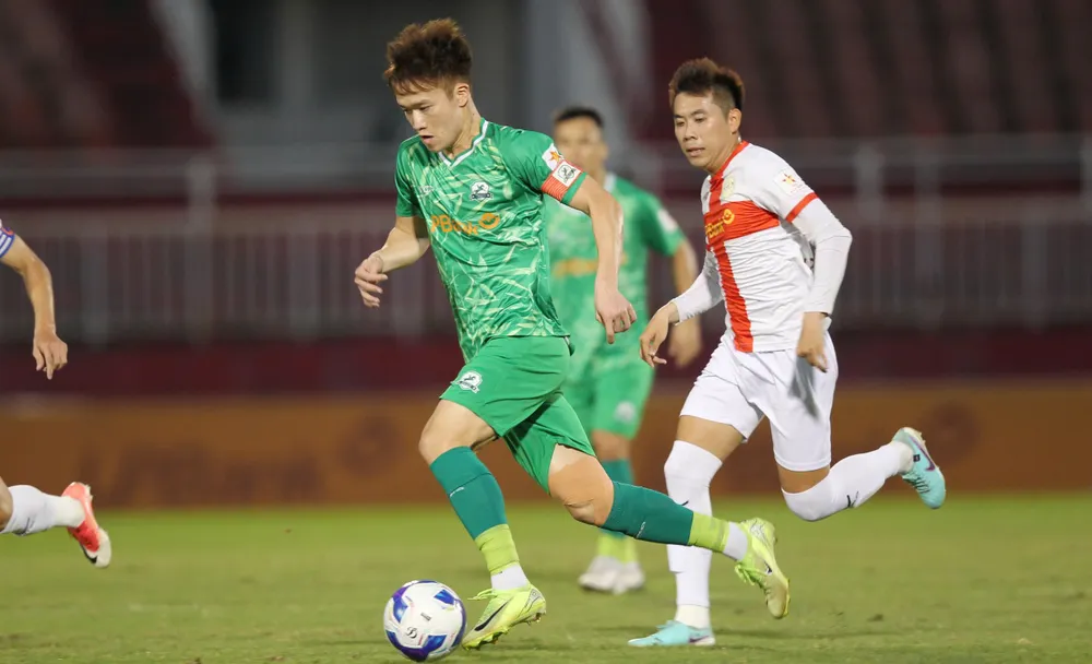 Nguyễn Hoàng Đức cùng các cầu thủ Ninh Bình khả năng cao vô địch hạng Nhất nếu thắng Trẻ TPHCM. ẢNH: DŨNG PHƯƠNG 