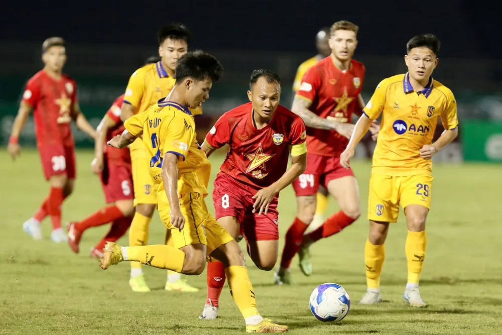 Trọng Hoàng (áo đỏ) có dịp gặp lại đội bóng cũ SLNA. ẢNH: VPF 