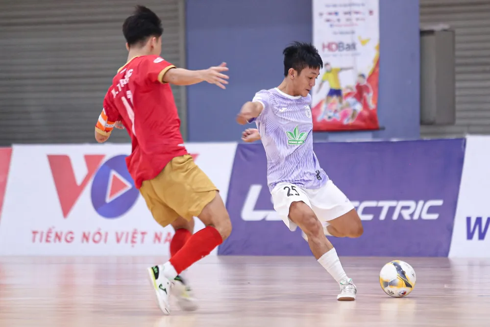 Nguyễn Văn Nghĩa (áo tím) đã lập công để mang chiến thắng về cho Hạ Long. ẢNH: ANH TRẦN 