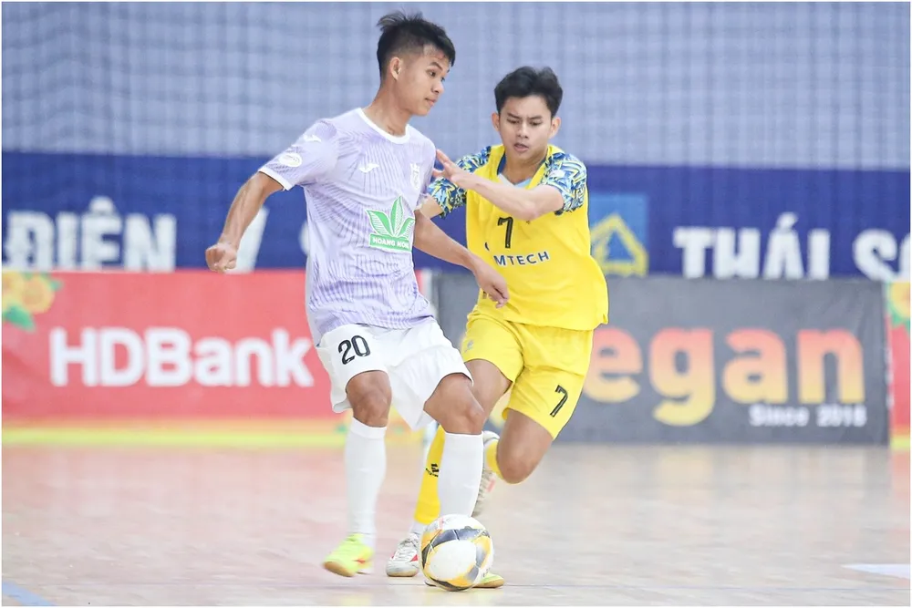 Fixo Lê Văn Phúc (số 20) ghi bàn thắng cho L.Hạ Long. ẢNH: ANH TRẦN 