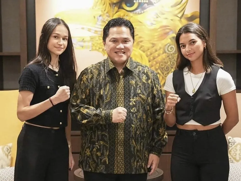 Chủ tịch PSSI Erick Thohir cùng hai cầu thủ kiều bào Indonesia. ẢNH: PSSI