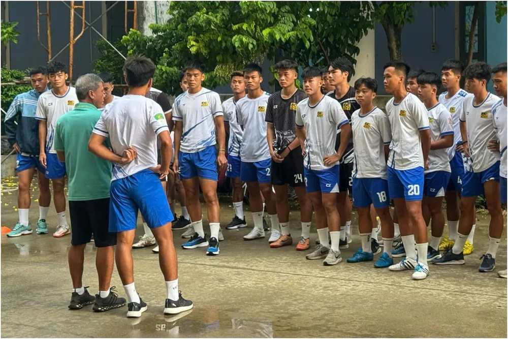 Các cầu thủ Huế chỉ vận động ở khán đài A của sân Tự Do để chuẩn bị cho trận đấu với Trẻ TPHCM. ẢNH: TÂM HÀ 