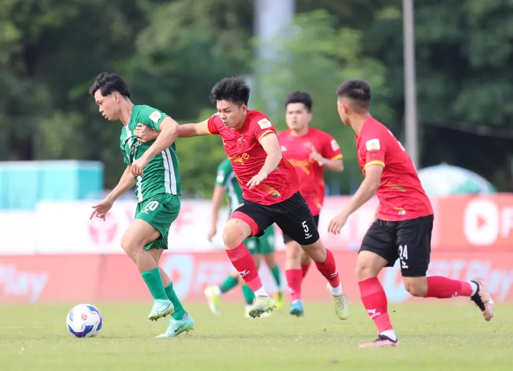 Công Phượng (áo xanh) cùng các đồng đội tại Bình Phước đoạt vé dự trận playoff tranh suất dự V-League. ẢNH: QUỲNH MAI 