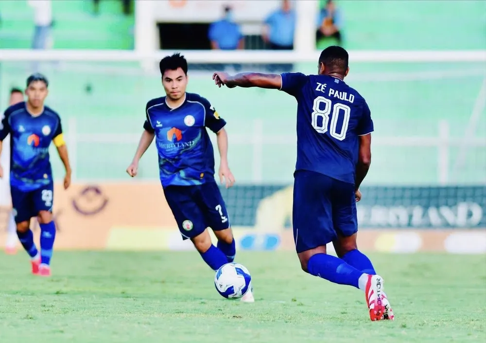 Các cầu thủ Bình Định ngậm ngùi chia tay V-League.