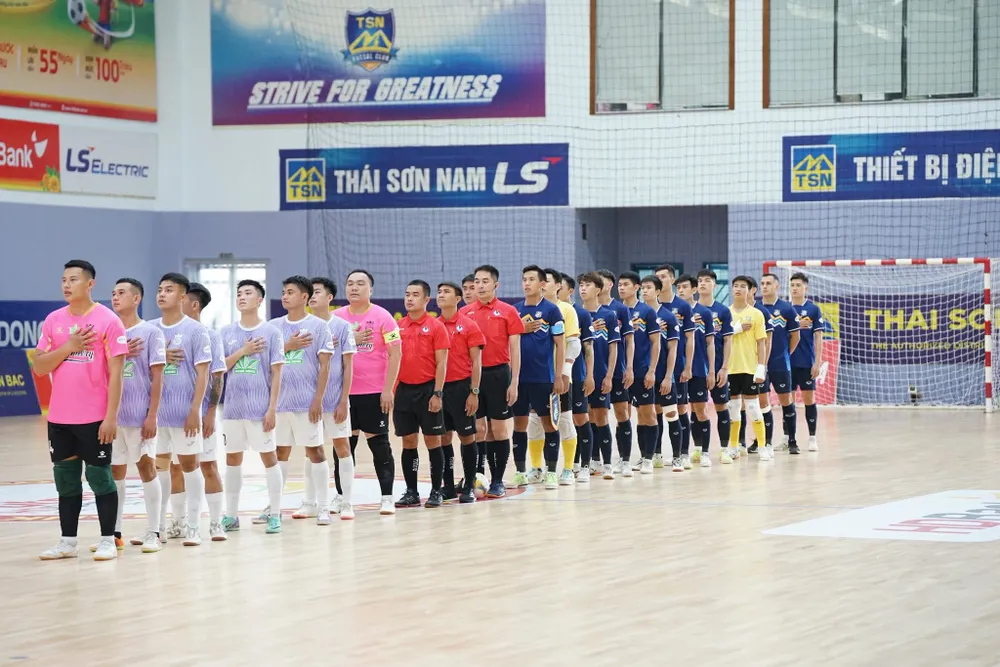 L.Hạ Long (áo tím) ra sân thực hiện nghi thức chào cờ chỉ 8 cầu thủ so với 14 người bên phía Thái Sơn Nam TPHCM. ẢNH: ANH TRẦN