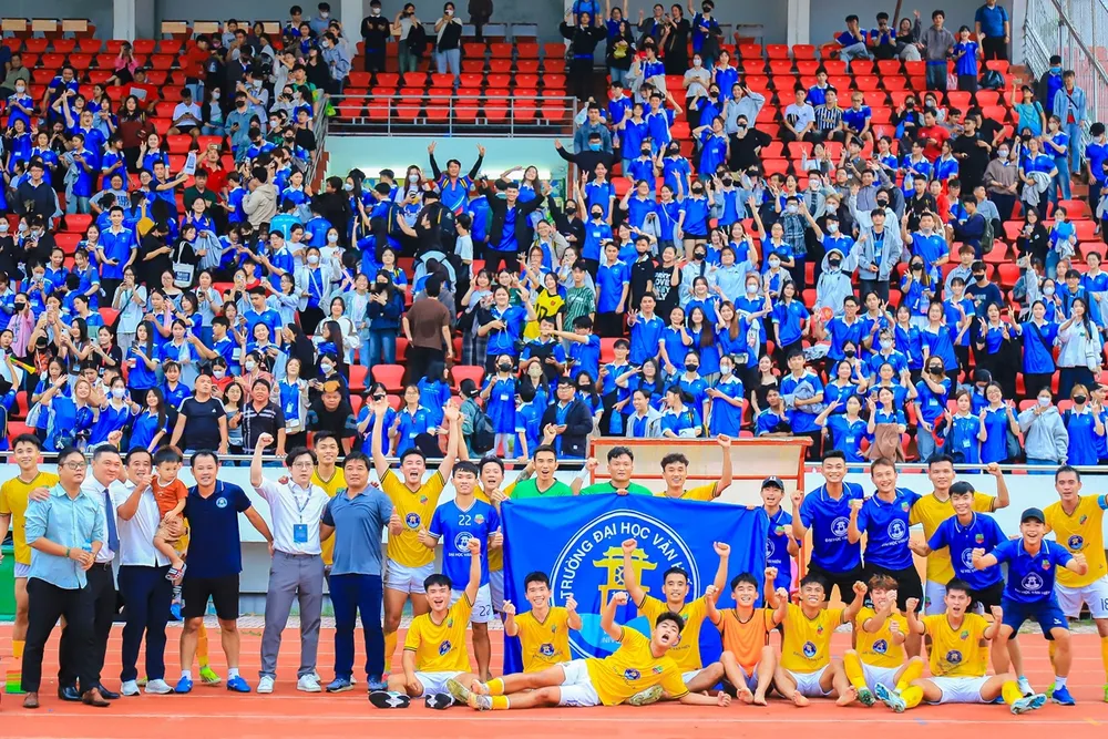 CLB bóng đá cùng sinh viên Trường Đại học Văn Hiến ăn mừng tấm vé thăng hạng Nhất. ẢNH: TÂM HÀ