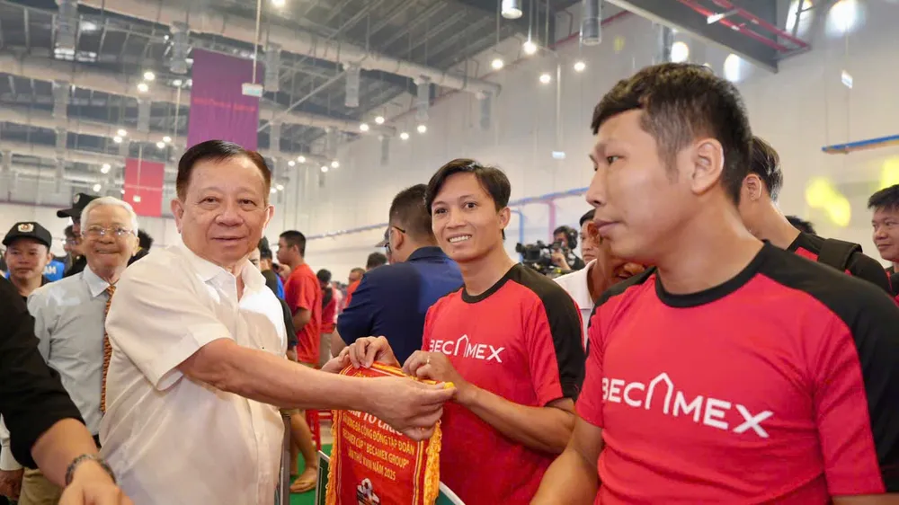 Ông Nguyễn Văn Hùng, Chủ tịch Tập đoàn Becamex, trao cờ lưu niệm cho các CLB tham dự. ẢNH: ANH TRẦN 