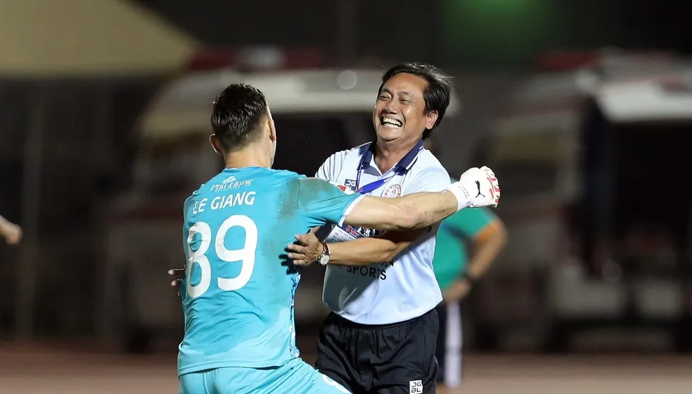 HLV Phùng Thanh Phương luôn được các cầu thủ TPHCM yêu mến. ẢNH: CAO TOÀN 