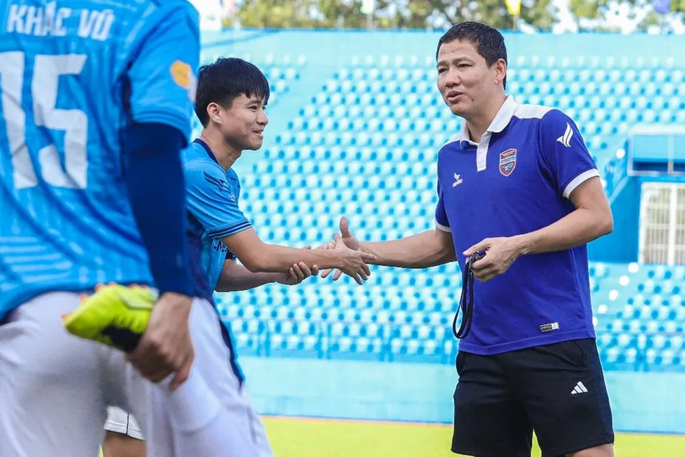 HLV Nguyễn Anh Đức của Becamex Bình Dương chào đón tân binh Phan Thanh Hậu.