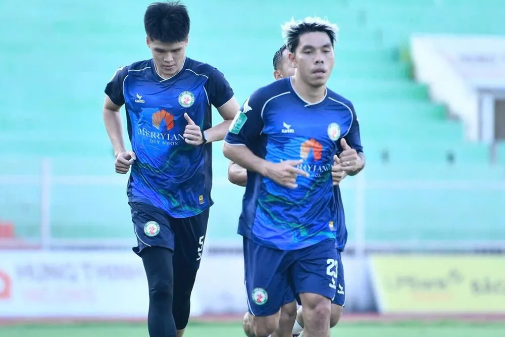 Thủ quân Cao Văn Triền ở lại gắn bó với đội bóng quê hương Bình Định. 