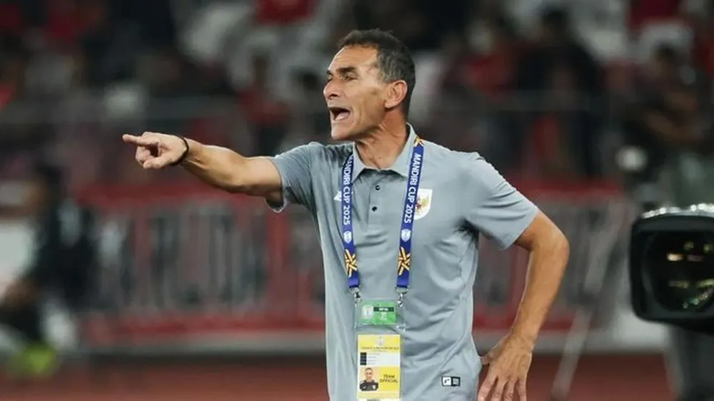 HLV Vanenburg của U23 Indonesia tự tin trước trận bán kết Giải U23 Đông Nam Á 2025. ẢNH: BOLA