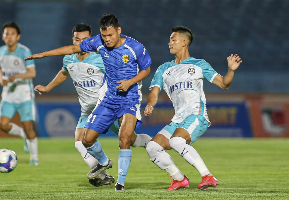 Đội Quảng Nam (áo xanh) khả năng cao sáp nhập với đội Đà Nẵng.