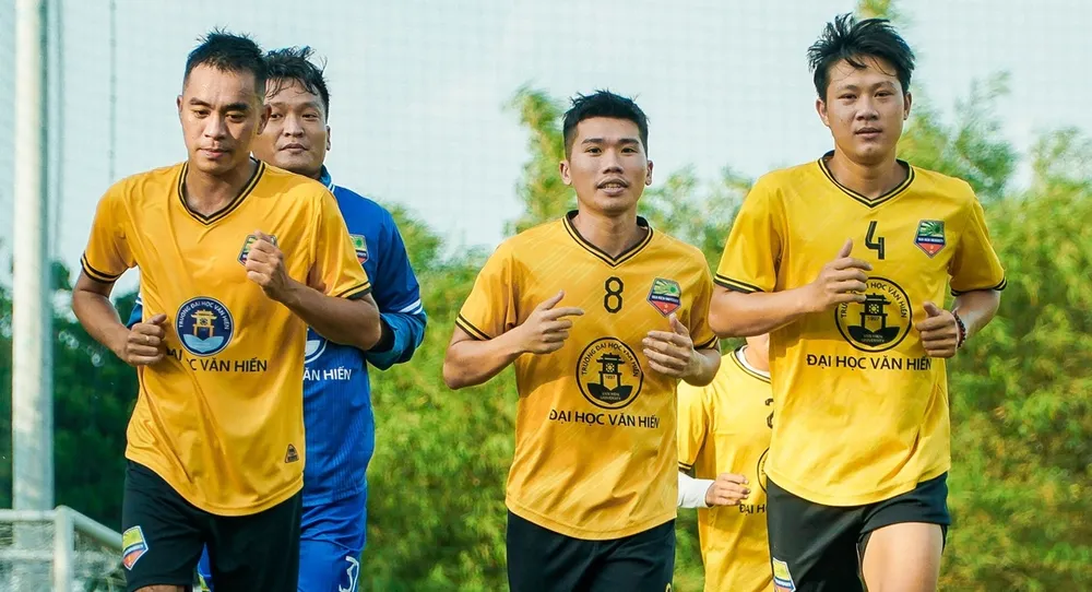Các cầu thủ Đại học Văn Hiến đã trở lại tập luyện chuẩn bị cho mùa giải chuyên nghiệp đầu tiên. 