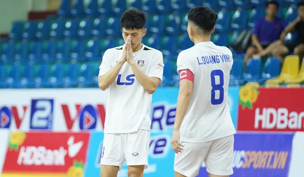 Cầu thủ Vũ Ngọc Ánh không ăn mừng bàn thắng để tưởng nhớ cố trọng tài Trần Đình Thịnh. ẢNH: DŨNG PHƯƠNG 