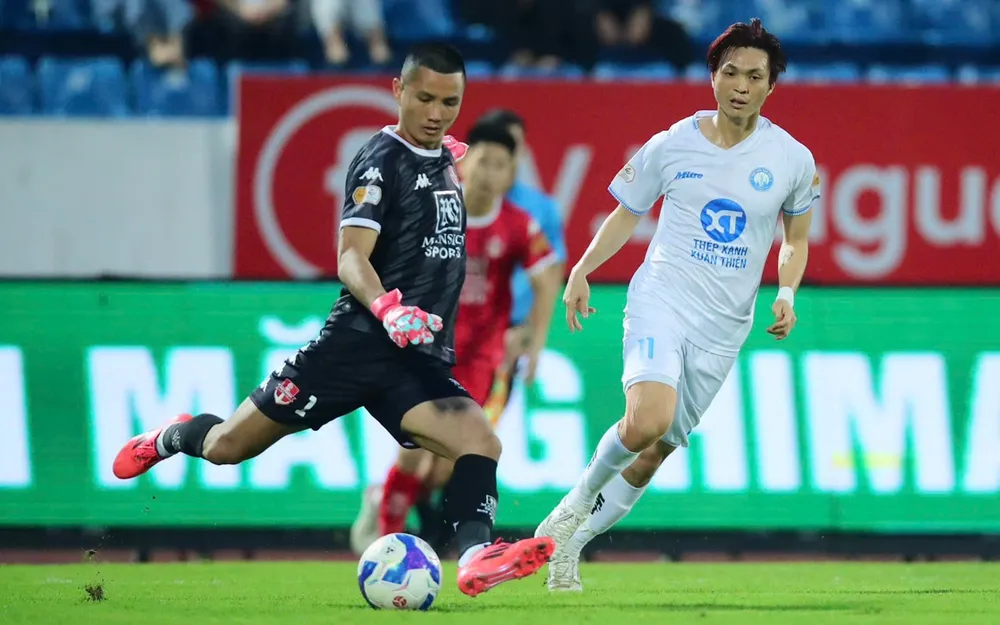 Thủ môn Đình Triệu cùng các cầu thủ Hải Phòng dự báo có chuyến làm khách đầy khó khăn tại Nam Định. ẢNH: ANH TRẦN 