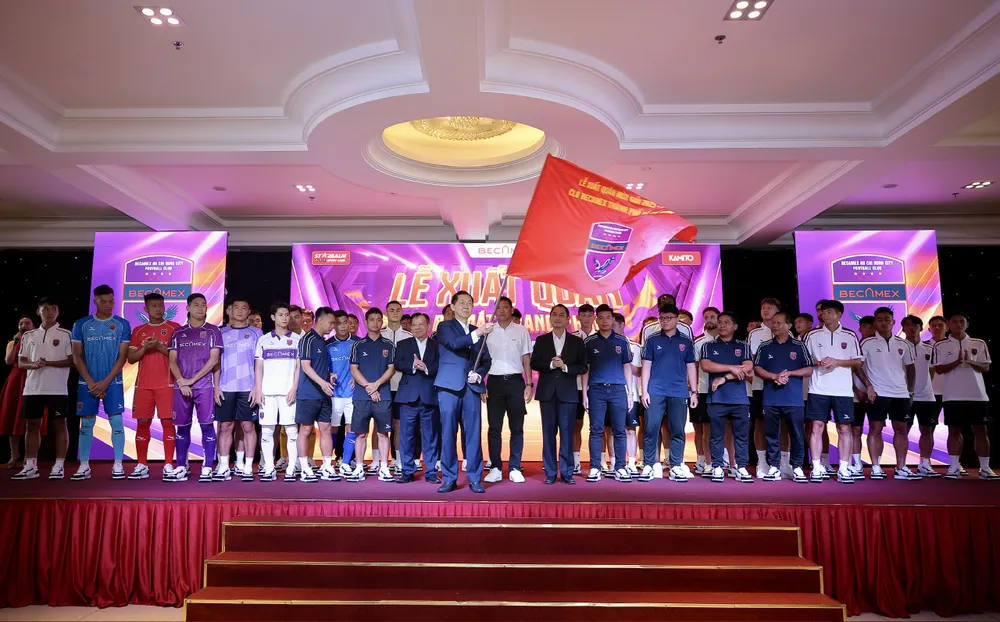Chủ tịch Hồ Hồng Thạch thay mặt Becamex TPHCM phất cờ xuất quân tham dự mùa giải 2025-2026. ẢNH: DŨNG PHƯƠNG 
