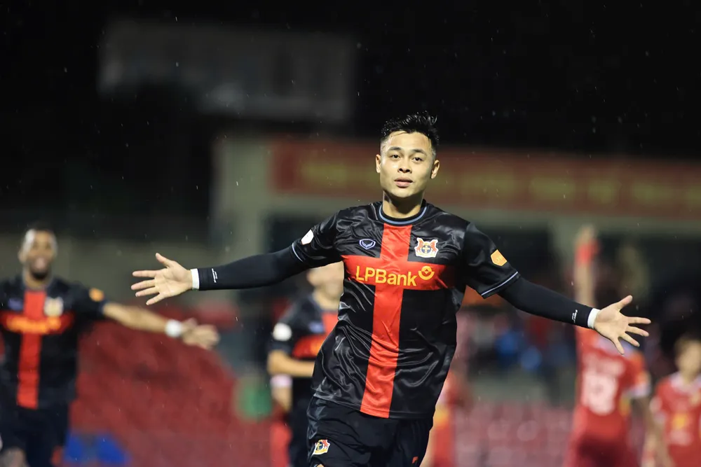 Tiền vệ Đức Chiến có lời ấn tượng với đội bóng mới Ninh Bình. ẢNH: VPF 