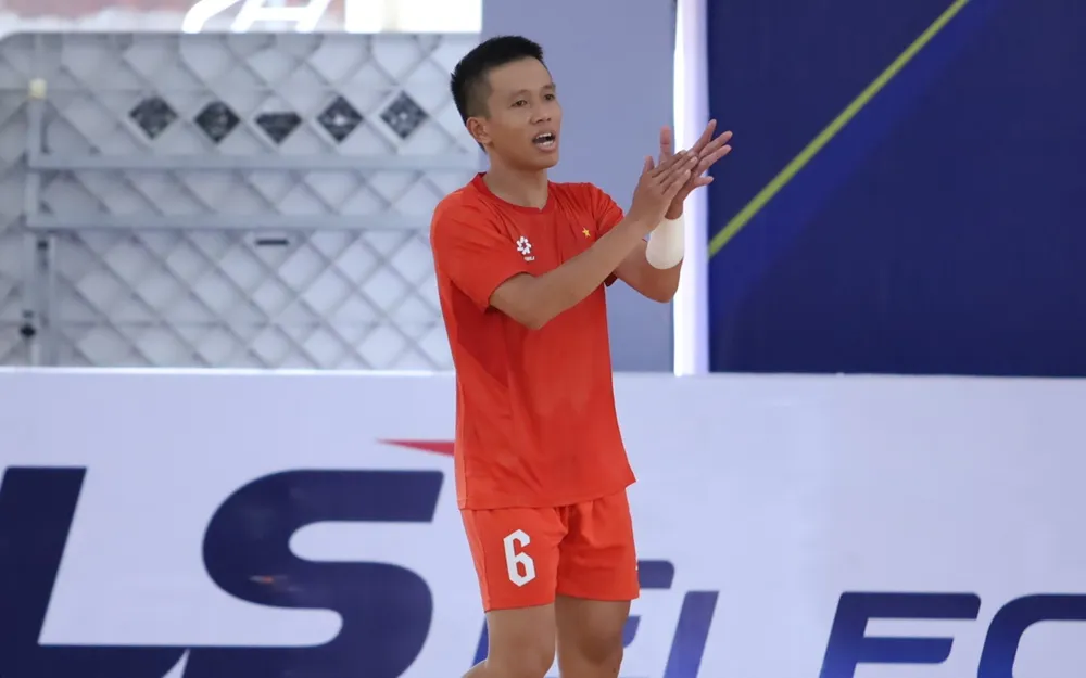 Đức Hòa trở lại đội tuyển futsal Việt Nam với cánh tay trái vẫn còn băng bó. ẢNH: TÂM HÀ 