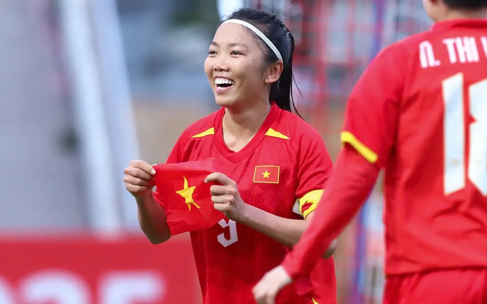 Huỳnh Như ăn mừng cùng lá cờ đỏ sao vàng. ẢNH: MINH HOÀNG