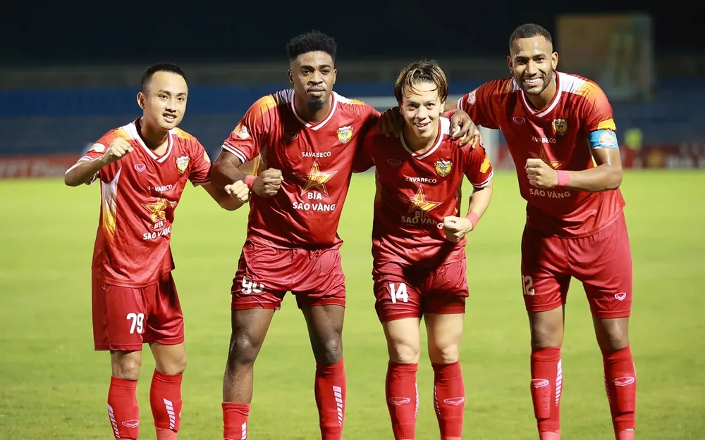 Các cầu thủ Hà Tĩnh ăn mừng bàn thắng của Atshimene. ẢNH: QUỲNH MAI 