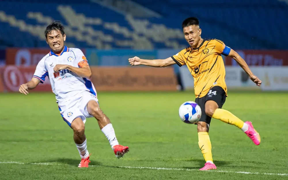 Cựu binh Doãn Ngọc Tân (áo vàng) nghỉ ít nhất 3 tháng hậu phẫu thuật. ẢNH: HOÀNG SƠN 