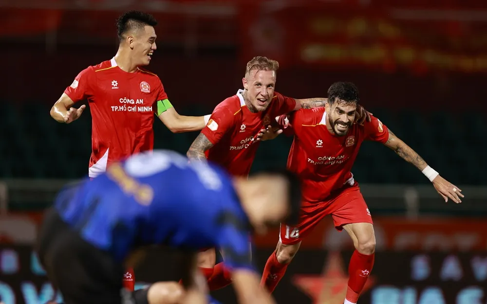 Nguyễn Tiến Linh cùng đồng đội ăn mừng bàn thắng của Endrick. ẢNH: DŨNG PHƯƠNG