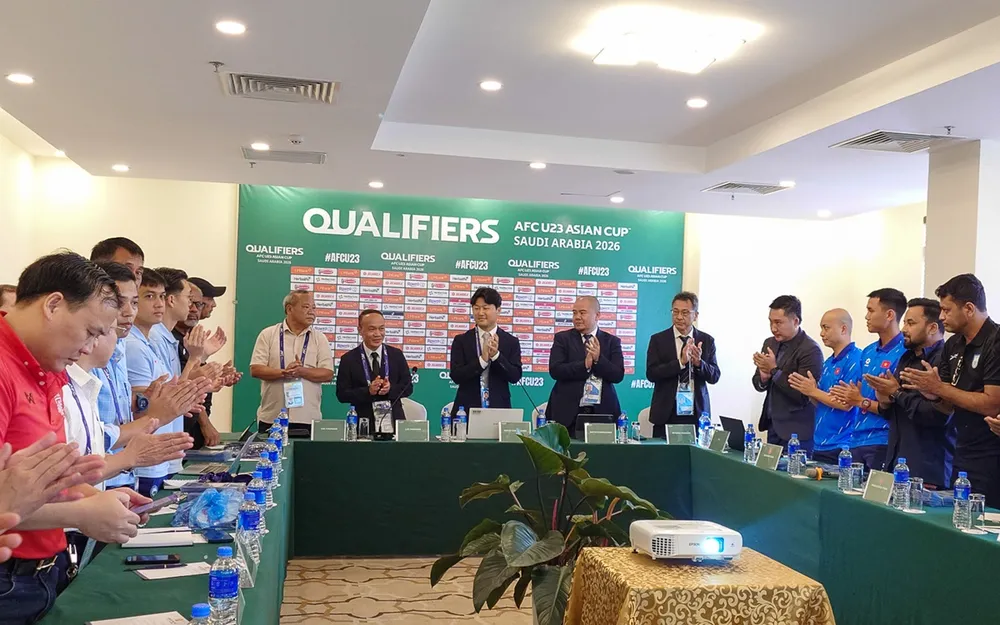 Quan chức AFC, VFF, các giám sát trọng tài, trọng tài và các đội quốc tế đứng dậy vỗ tay chúc mừng Quốc khánh Việt Nam. ẢNH: NHẬT ĐOÀN 